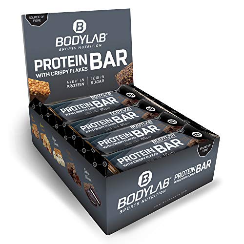 Bodylab24 Crispy Protein Bar 12 x 65g, Protein-Riegel mit 27g Eiweiß pro Riegel, Zuckerarmer Fitness Snack, Knuspriger Eiweißriegel mit vielen Ballaststoffen, Crispy Schokolade